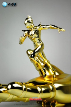 UFO Robot Grendizer Fine Art Statue Duke Fleed in Grendizer´s Hand Gold Edition 26 cm