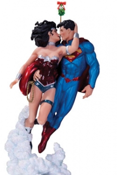 DC Comics Statue Superman & Wonder Woman Holiday Kiss 22 cm